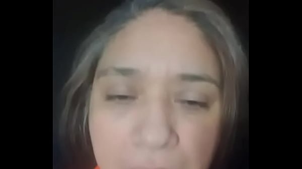 Quiero ver cómo te masturbas con mis tetas