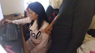 SE LA CHUPO A MI PADRASTRO MIENTRAS EMITO